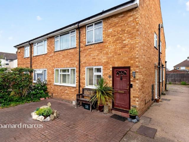Flat for sale in London Borough of Hounslow, Hanworth
