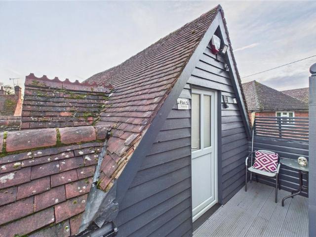 Flat for sale in Hillview, Surrey