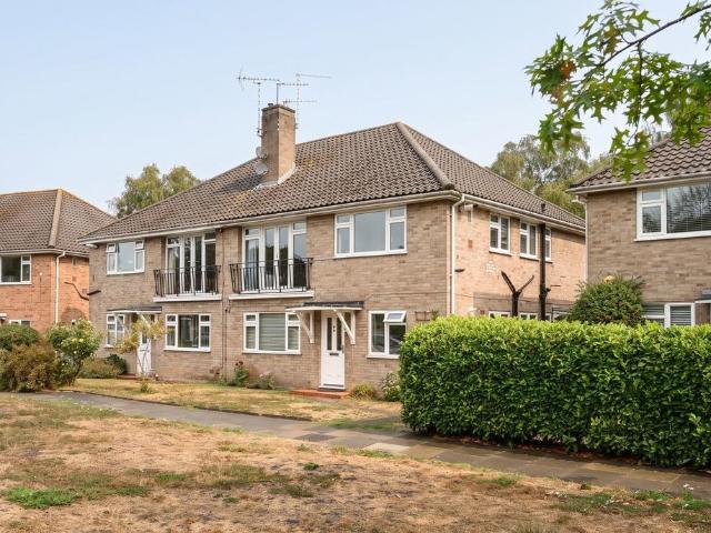Flat for sale in Hampton Wick, Greater London