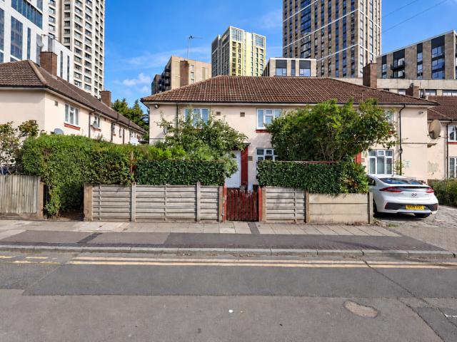 Flat for sale in London Borough of Ealing, Greater London