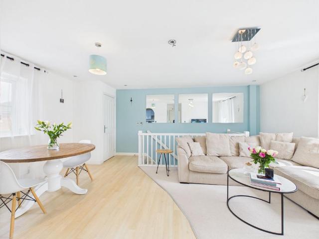 Flat for sale in Oakley, Golden Valley