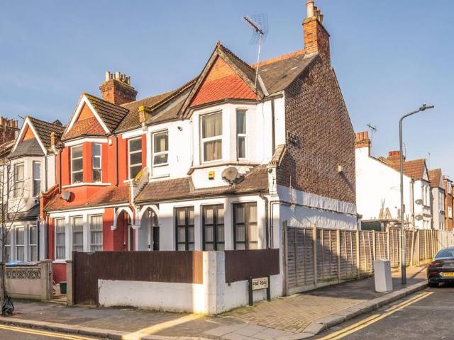 Flat for sale in Cricklewood, Greater London