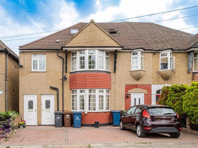Flat for sale in Harrow Weald, Greater London