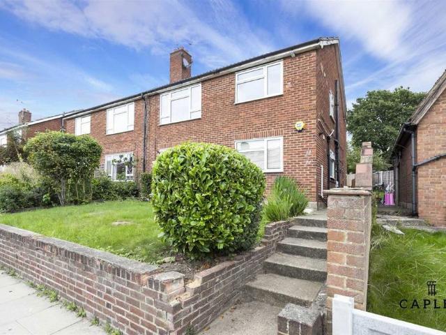 Flat for sale in Woodford Bridge, Greater London