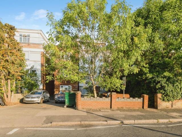 Flat for sale in Chingford, Greater London