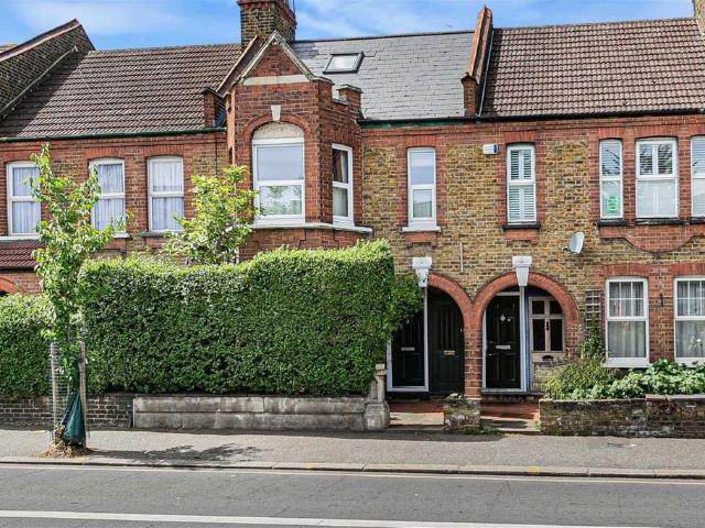 Flat for sale in Chapel End, Highams Park