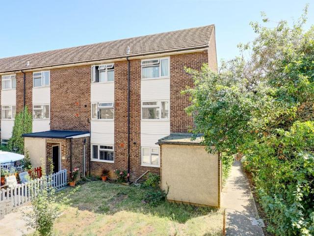 Flat for sale in Kings Hill, Colliers End