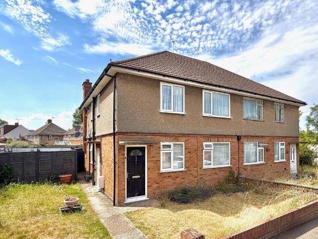Flat for sale in Kingswood, North Watford