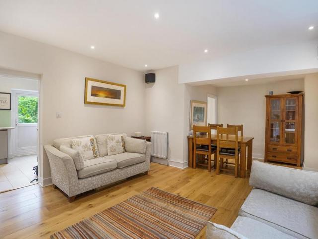 Flat for sale in Tulse Hill, Greater London