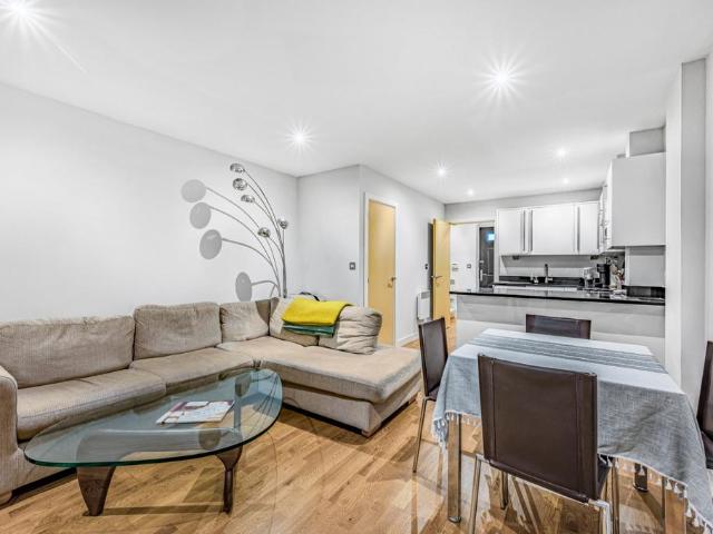 Flat for sale in Islington, Greater London