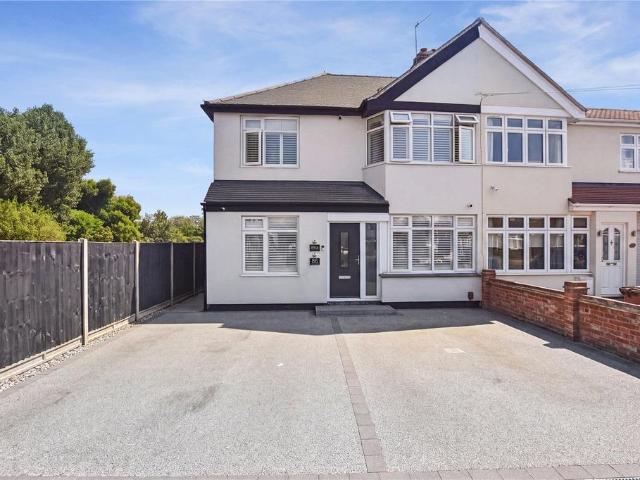 Flat for sale in Hurst, Greater London