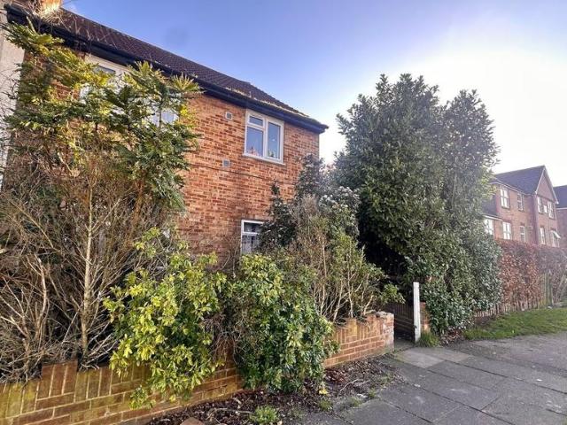 Flat for sale in London Borough of Hounslow, Greater London