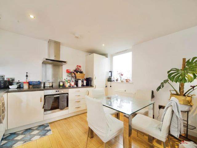 Flat for sale in Bromley-by-Bow, Bow