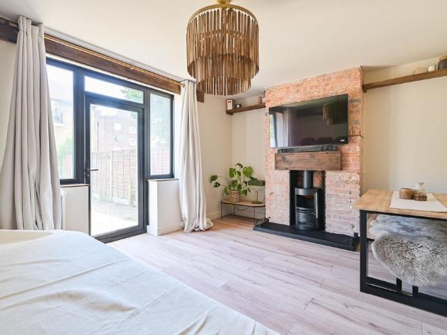 Flat for sale in Bromley-by-Bow, Bow