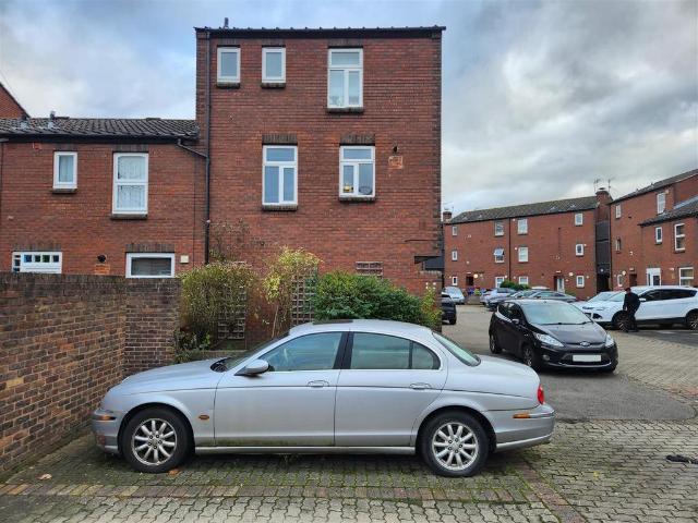 Flat for sale in Erith, Lower Belvedere