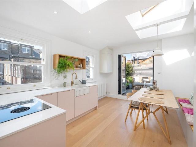 Flat for sale in Clapham, Greater London