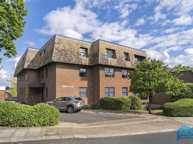 Flat for sale in New Barnet, Greater London