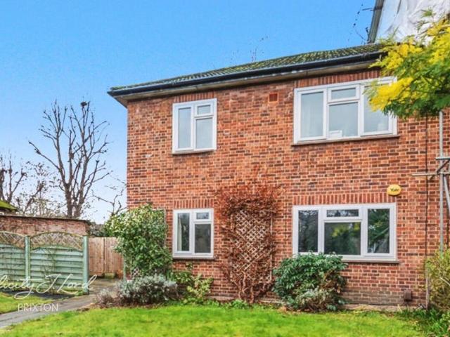 Flat for sale in Clapham, Greater London