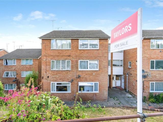 Flat for sale in Spring Park, Luton