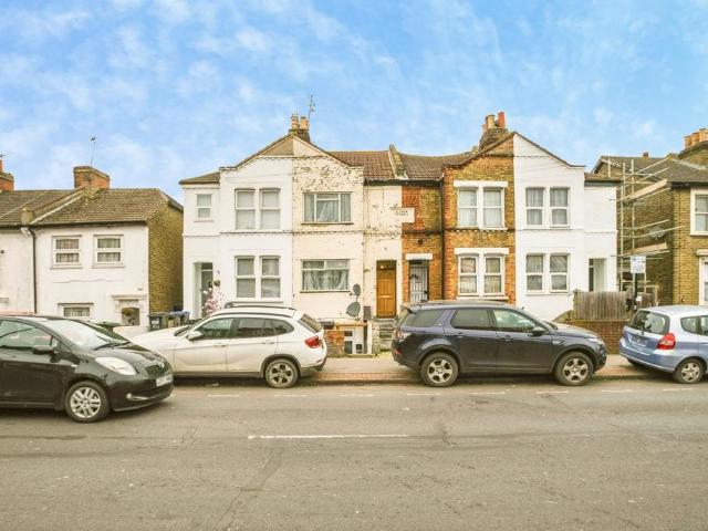 Flat for sale in London Borough of Croydon, Selhurst