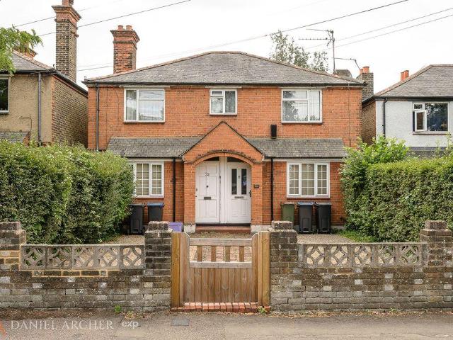 Flat for sale in London Borough of Merton, Raynes Park