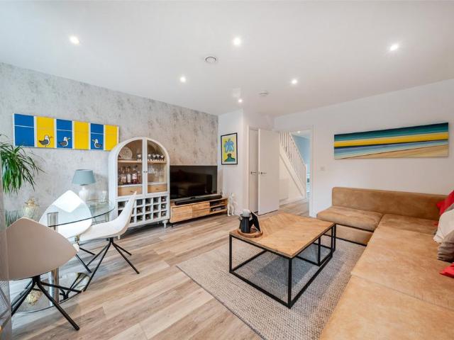 Flat for sale in Camberwell, Greater London