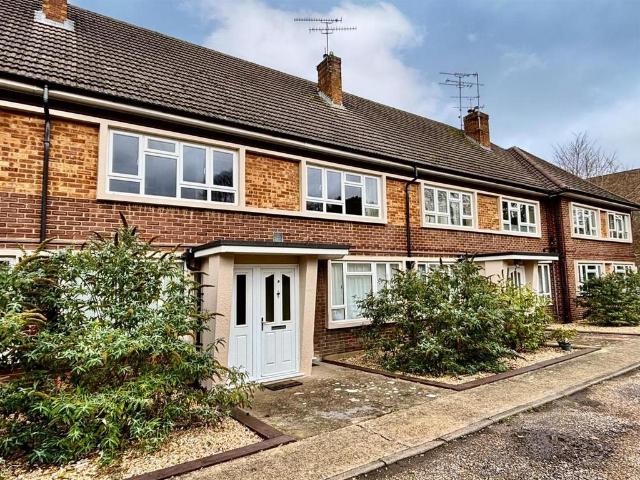 Flat for sale in Heol-las, Surrey