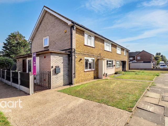 Flat for sale in Rainham, South Hornchurch