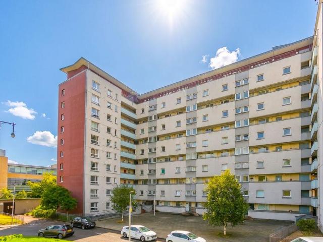 Flat for sale in Southside, Scotland