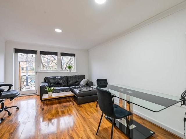 Flat for sale in Clippers Quay, Isle Of Dogs