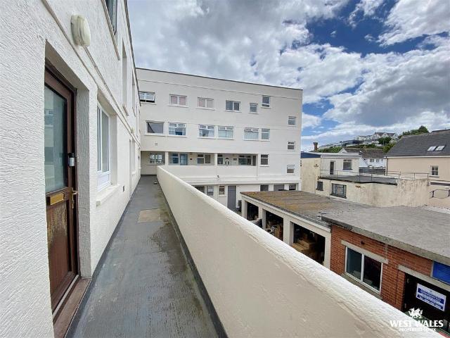 Flat for sale in Saundersfoot, Wales