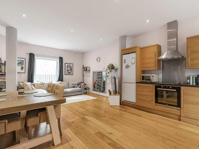 Flat for sale in Blenheim Gardens Estate, Greater London