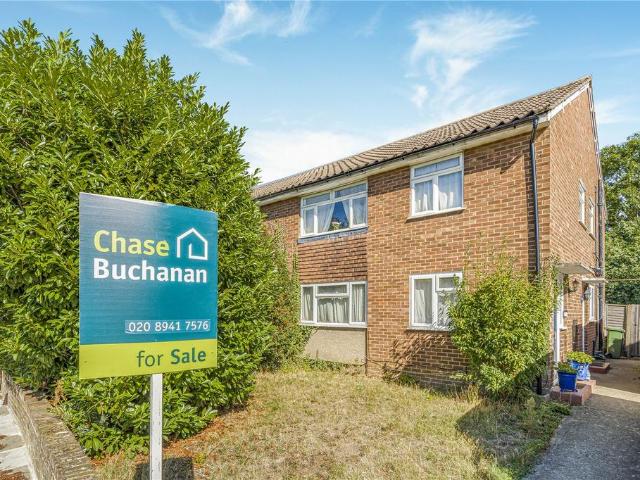 Flat for sale in Hampton Hill, Greater London