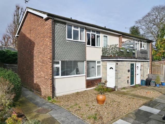 Flat for sale in Hampton Hill, Greater London