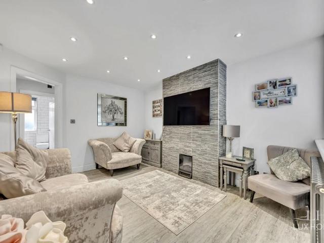 Flat for sale in Hornchurch, Greater London