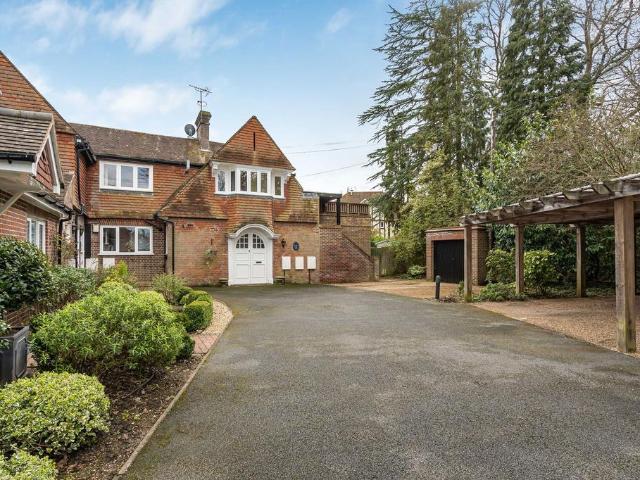 Flat for sale in Pachesham Park, Surrey