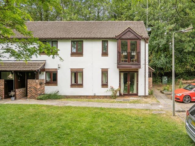 Flat for sale in The Cedars Estate, Batchworth