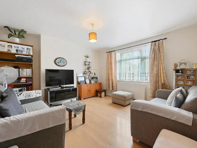 Flat for sale in London Borough of Ealing, Greater London