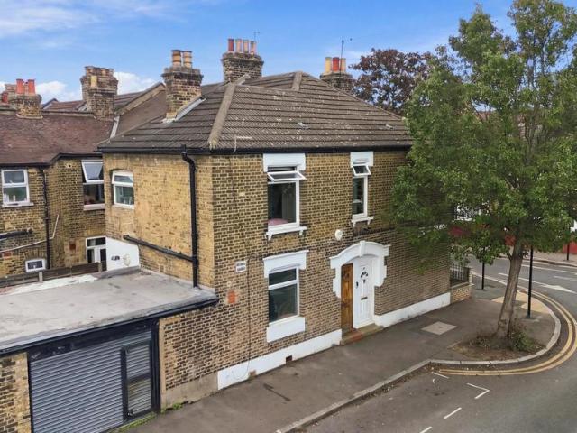 Flat for sale in London Borough of Newham, Greater London