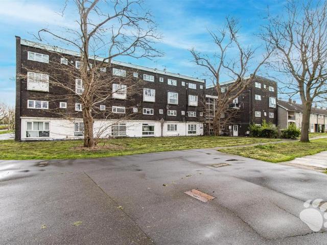 Flat for sale in Lee Chapel, Vange