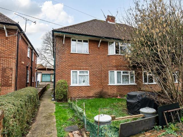 Flat for sale in Furze Platt, Maidenhead