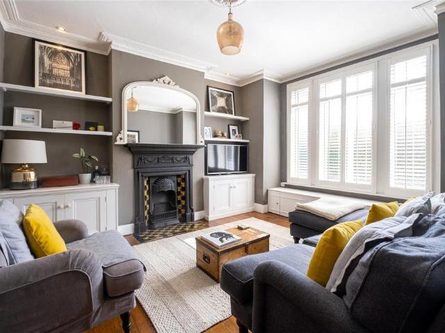 Flat for sale in Streatham, Greater London