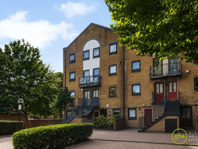 Flat for sale in Millwall, Greater London