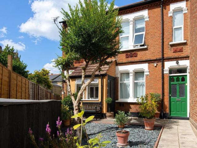 Flat for sale in London Borough of Hounslow, Greater London