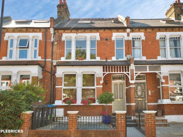 Flat for sale in Palmers Green, Greater London