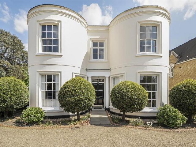 Flat for sale in Hampton Hill, Greater London