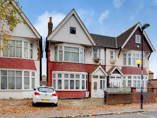 Flat for sale in London Borough of Ealing, Greater London