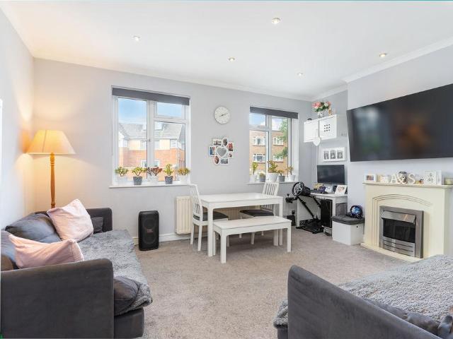 Flat for sale in Caterham on the Hill, Hillview