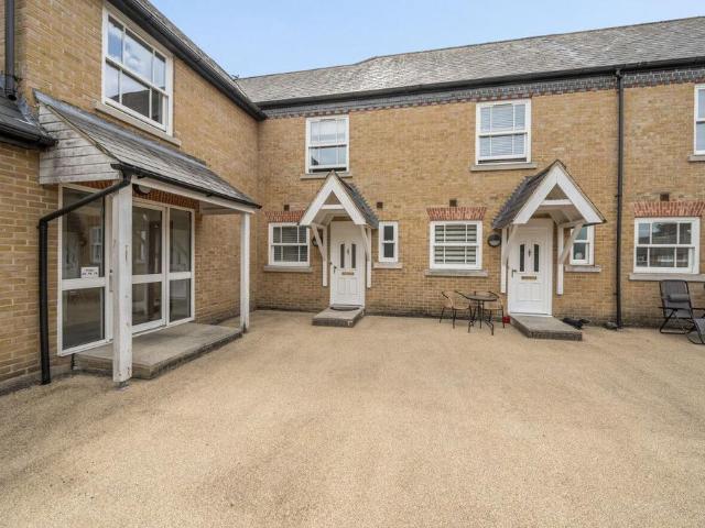 Flat for sale in Kings Hill, Colliers End