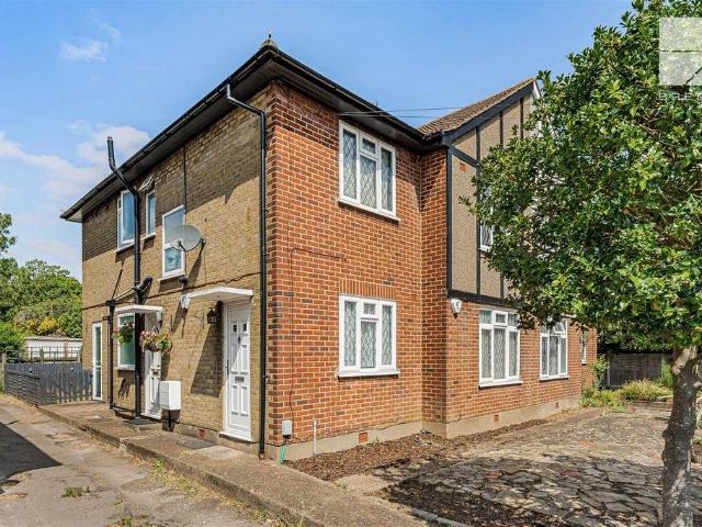 Flat for sale in Chingford, Greater London